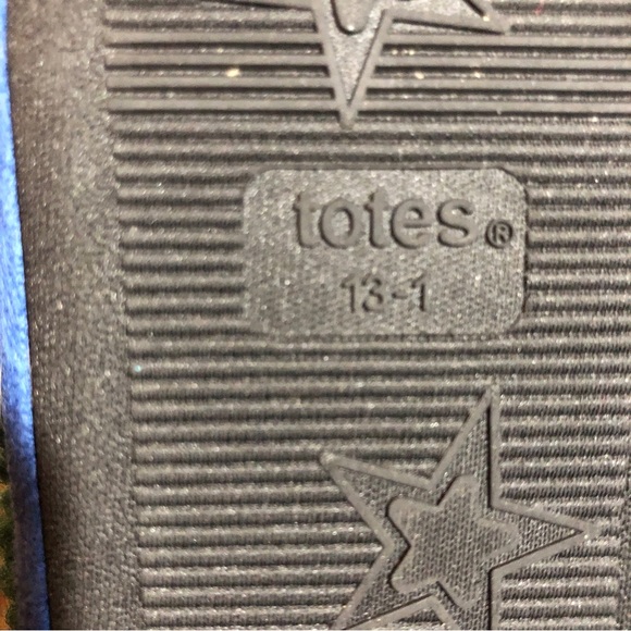 Totes Toddlers Green Dino slippers Boots - Picture 6 of 6